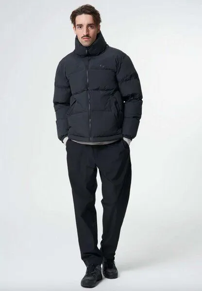 PINQPONQ pinqponq Pufferjacke - Puffer Jacket - aus recyceltem Polyester, Schwarz (peated black), – Produktbild 3 von 3