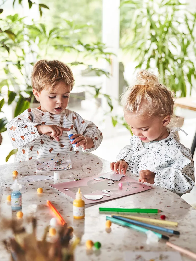 Vertbaudet Bedrucktes Baby Ärmellätzchen mit Auffangtasche, Weiß geblümt/flora, – Produktbild 4 von 4