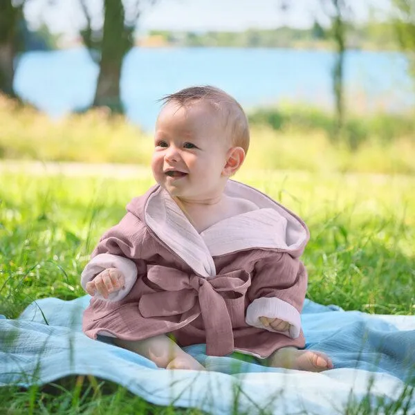 Mababu Mababu Bademantel Kinder mit Kapuze | 100% GOTS Bio-Baumwolle mit 2 Taschen und Gürtel | 1-6 Jahre | 4 Farben | Baby Bademantel, Dusty rose - pink, – Produktbild 2 von 4