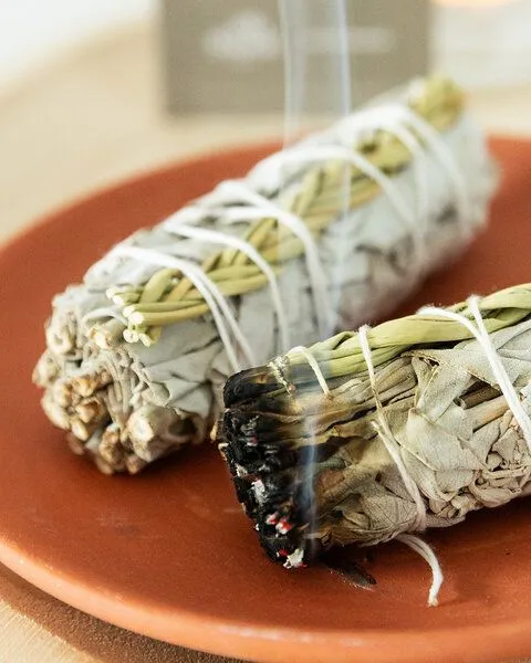 Oh Shanti Oh Shanti Räucherbündel Weißer Salbei mit Sweetgrass, 2er Set – Produktbild 4 von 4