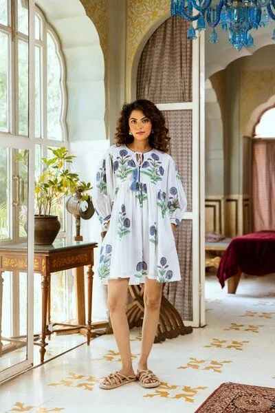 Haus of Namaste Haus of Namaste Ballonkleid kurz aus Bio-Baumwolle „Himalayan Blue Poppy“ , handbedruckt mit veganen Farben – Produktbild 2 von 4