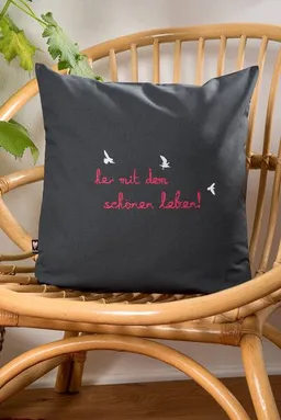 Hirschkind Hirschkind Bio-Kissenbezug 'her mit dem schönen leben!' dunkelgrau, 40*40cm – Produktbild 1 von 1