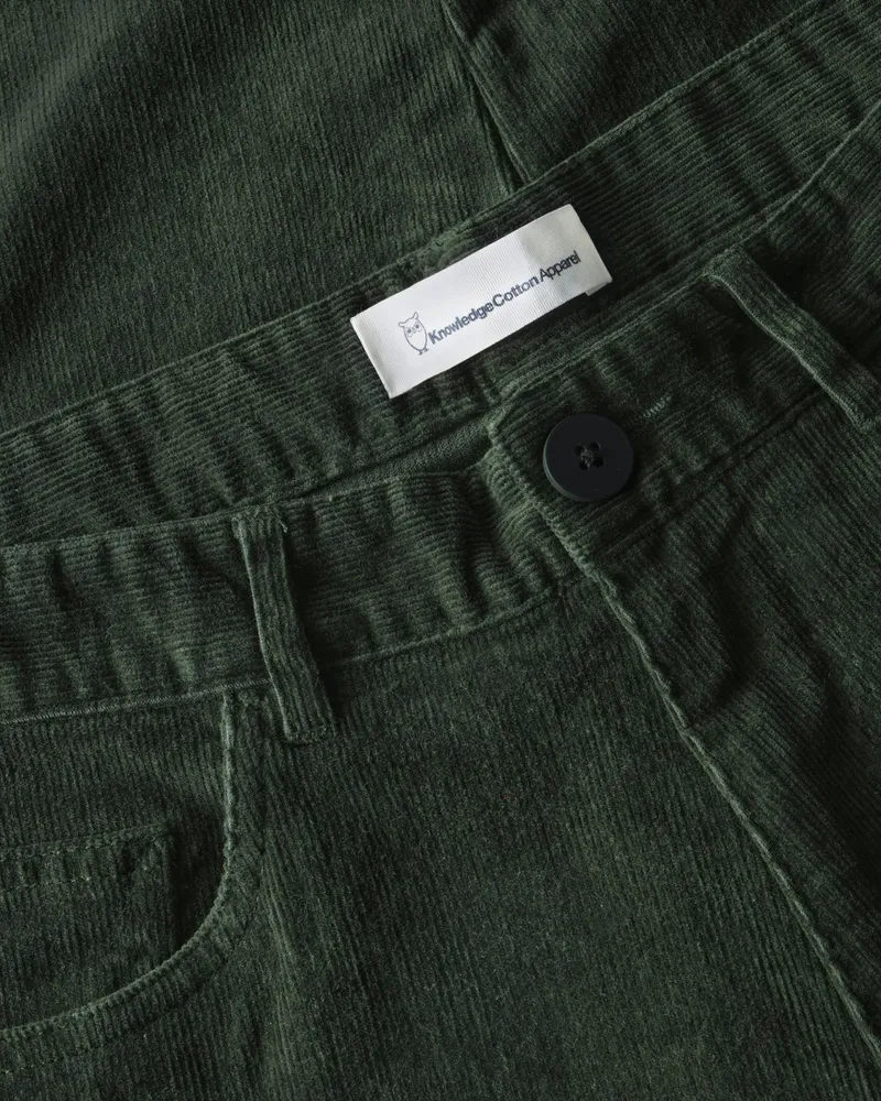 KnowledgeCotton Apparel KnowledgeCotton Apparel Herren vegan Hose Oak Regular Cord Forest Night Grün, Grün, – Produktbild 2 von 2