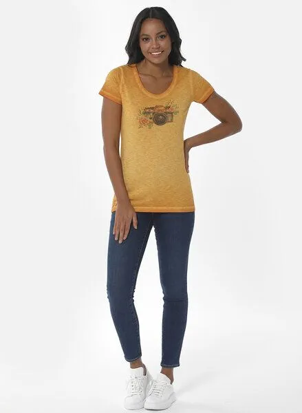 ORGANICATION ORGANICATION Cold Pigment Dyed T-Shirt aus Bio-Baumwolle mit Kamera-Print, Gelb(mango), – Produktbild 2 von 4