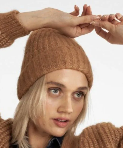 Alma & Lovis Alma & Lovis supersofte Mütze aus Alpaka und Bio-Baumwolle, Camel, – Produktbild 1 von 1