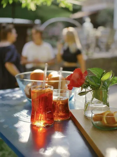 MaBe MaBe Aperol Glas - Upcycling aus der leergetrunkenen 0,7l Flasche - witzig & cool mit Storytelling - 1 Stk im schönen Geschenkkarton – Produktbild 3 von 4