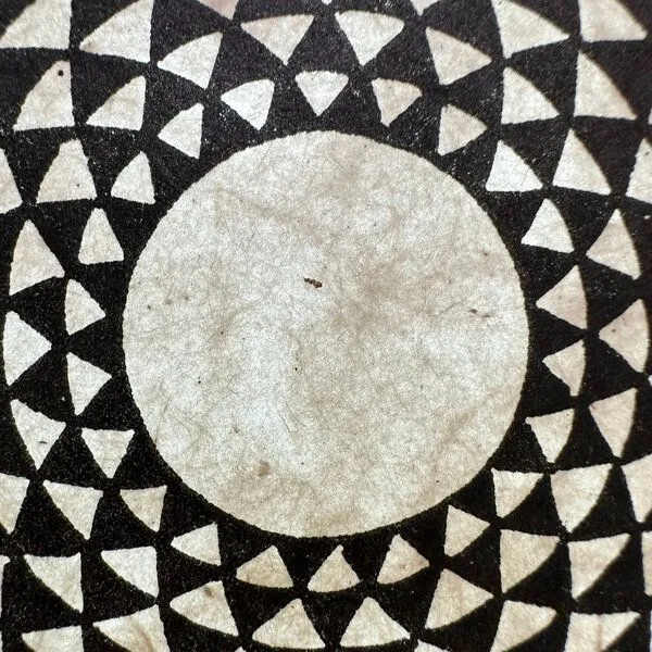 Veskor Cassiopeia Veskor Cassiopeia ETERNA FLORO Heilige Geometrie Linoldruck | 21 × 21 cm | Schwarz auf Naturweiß – Produktbild 4 von 4