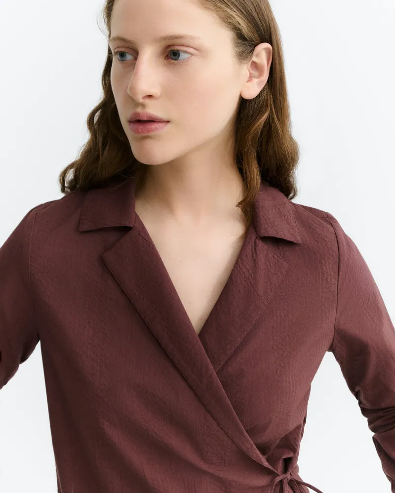 thinking mu Thinking MU Damen vegan Wickelbluse Lenie Aus Seersucker In Dunkelweinrot, Rot, – Produktbild 1 von 2
