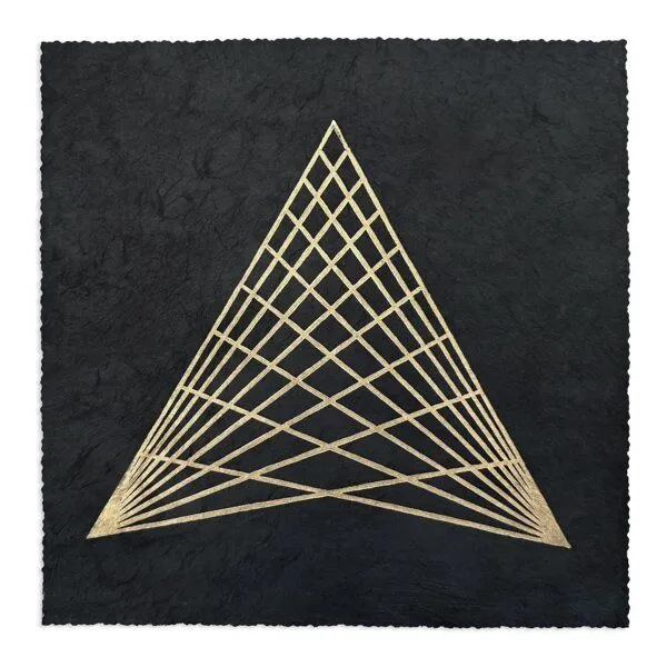 Veskor Cassiopeia Veskor Cassiopeia TRIANGULAR GRID Linoldruck | 22 × 22 cm | Gold auf Schwarz – Produktbild 1 von 4