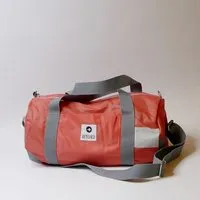 REFISHED fair fashion REFISHED fair fashion Tasche 'SPORTY BAG' - upcycelte Fahnen, Flying high (flamingo-orange), – Produktbild 1 von 1