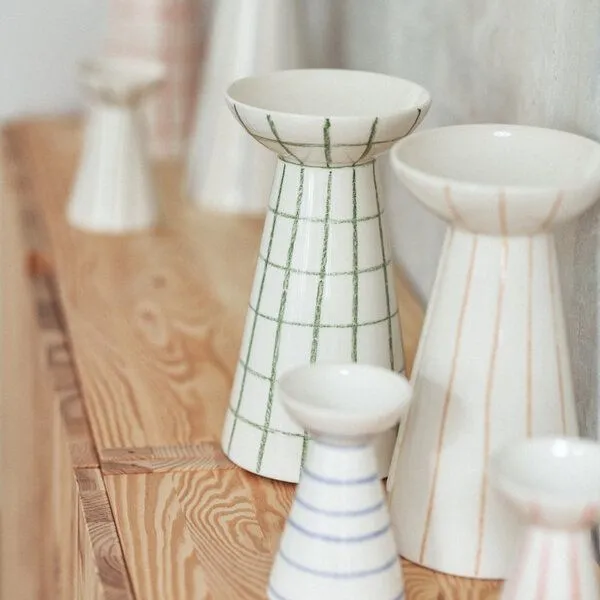 onomao onomao Handgemalte Vase 'Duarte' aus Steinzeug, Grün kariert, – Produktbild 3 von 6