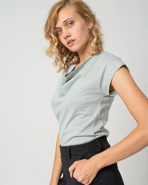 Alma & Lovis Alma & Lovis Shirt mit Wasserfall-Ausschnitt, aus Bio-Baumwolle | Short Cascade, Mint, – Produktbild 3 von 4