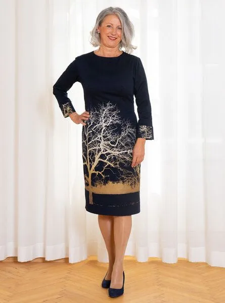 Peaces.bio - handbedruckte Biomode Peaces.bio - handbedruckte Biomode Etui-Festkleid "Zauberlandschaft" in Dunkelblau, Dunkelblau, – Produktbild 3 von 3