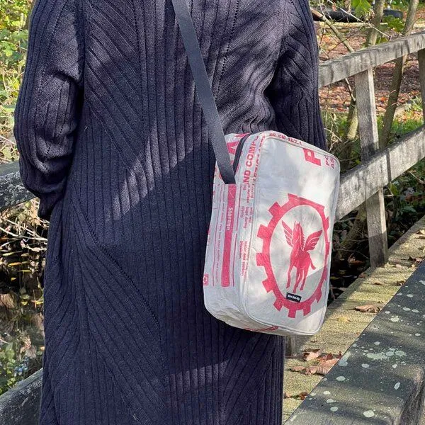 MoreThanHip MoreThanHip Unisex Umhängetasche aus recycelten Zement- oder Tierfuttersäcken - Kosal, Creme/rot - pegasus, – Produktbild 3 von 4