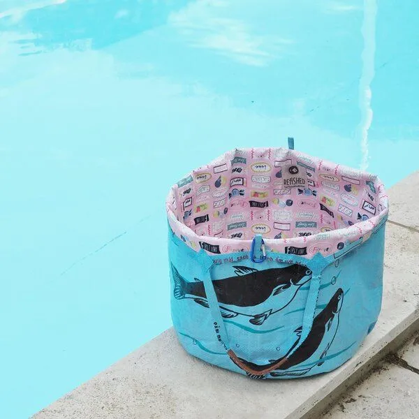REFISHED fair fashion REFISHED fair fashion Tasche 'SOULMATE WATERPROOF' Limitierte Edition! - upcycelte Fischfuttersäcke, #fish hellblau/#wp candy, – Produktbild 5 von 5