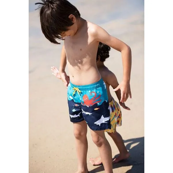 Frugi Frugi Badeshorts Oktopus und Hai Polkerris Board Shorts Lies Below Scene – Produktbild 2 von 3