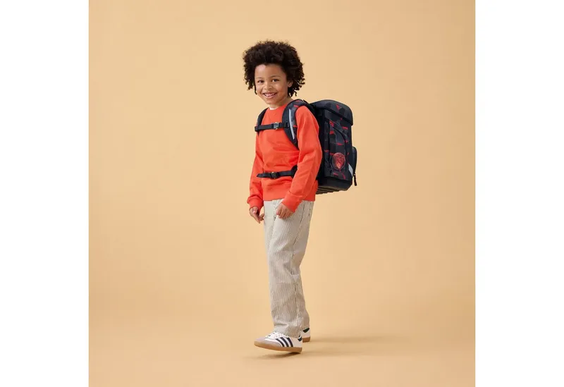 Ergobag Ergobag Schulranzen Schulranzen-Set CUBO LIGHT TaekBärdo 5-teilig, 25/26 (5-teilig), Superleicht, Hugging-Rückensystem, für kleine/schmale Kinder, Schwarz, – Produktbild 2 von 4