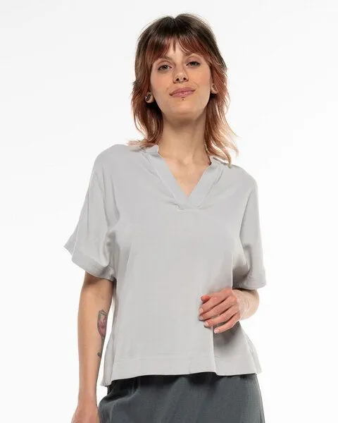 Alma & Lovis Alma & Lovis Edles Blusenshirt aus fließendem EcoVero | V-Neck Blouse, Opal (silber-grau), – Produktbild 3 von 4