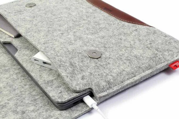 Pack & Smooch Pack & Smooch Macbook Pro 14" Hülle Hampshire aus Leder und 100% Wollfilz (Mulesing-frei), Grau-hellbraun, – Produktbild 3 von 3