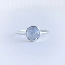 Eppi Eppi Goldener Ring mit Cabochon Mondstein Sophia – Produktbild 1 von 1