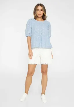 KnowledgeCotton Apparel KnowledgeCotton Apparel Bluse Broderie Anglaise mit Puffärmeln aus Baumwoll-Leinenmix – Produktbild 1 von 1