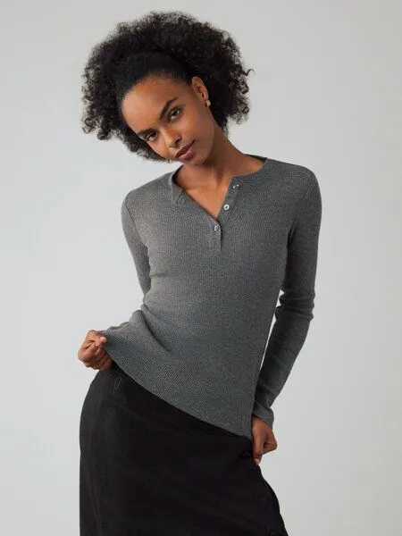 Honest Basics Honest Basics Damen Henley Langarmshirt aus Bio- und recycelter Baumwolle, Shale, – Produktbild 1 von 4