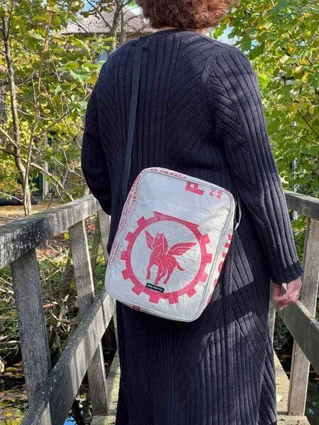 MoreThanHip MoreThanHip Unisex Umhängetasche aus recycelten Zement- oder Tierfuttersäcken - Kosal, Creme/rot - pegasus, – Produktbild 2 von 4
