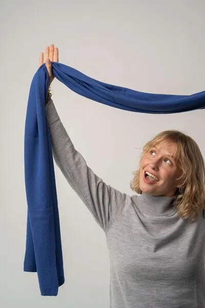 Kopyto Kopyto MANUL - Großer Schal aus 100% Merinowolle RWS- zertifiziert Eco Feinstrick Plüsch, Blau, – Produktbild 4 von 7