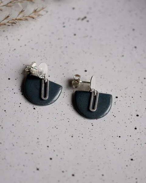 lille mus lille mus Ohrstecker 'Halbkreis Oval' aus Porzellan und 925 Silber, Grau, – Produktbild 6 von 6