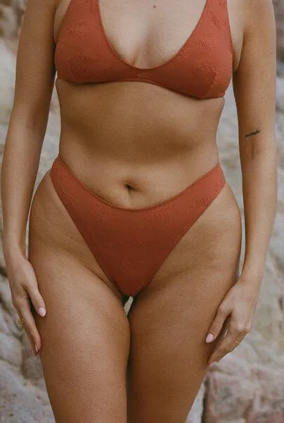 Nénés Nénés Tanga Agathe, Terrakotta, – Produktbild 2 von 4