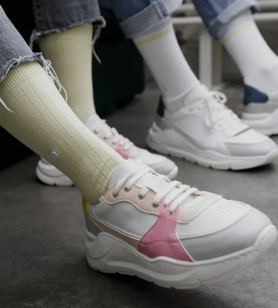 wysf. | what you stand for. wysf. | what you stand for. Socken, Rippenstrick mit Knopf, Bio-Baumwoll-Mix, Gelb (pastellgelb), – Produktbild 3 von 4