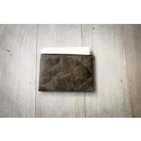 BY COPALA BY COPALA Nachhaltige 15–16 Zoll Laptoptasche aus Teak-Blattleder | Gefütterte vegane Laptop Hülle / Laptop Sleeve, handgemacht & wasserabweisend – Unikat Schutzhülle für MacBook Pro/Air, Lenovo & HP in grau - metallic / dunkelbraun – Produktbild 1 von 1