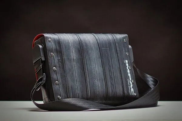 ARTHURKOPF ARTHURKOPF Umhängetasche aus Fahrradschlauch, Rot, – Produktbild 6 von 7