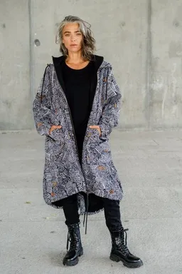 KOKOworld Parka Sumba Damen – lange Jacke mit Kapuze – warm, bequem & winddicht – einzigartiger KOKOworld Print – fair produziert in EU – Produktbild 1 von 1