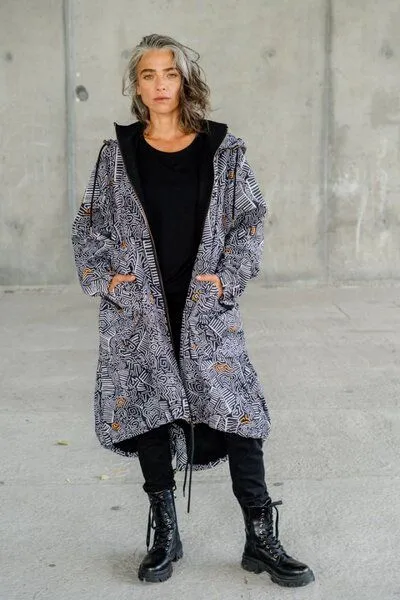 KOKOworld Parka Sumba Damen – lange Jacke mit Kapuze – warm, bequem & winddicht – einzigartiger KOKOworld Print – fair produziert in EU, Seguro (mehrfarbig), – Produktbild 1 von 4