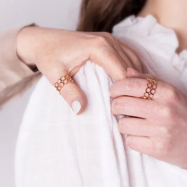 ALEXASCHA ALEXASCHA Mutter Tochter Ringset | 2 minimalistische Edelstahlringe | Ideal als Geschenk für Mutter, Tochter & Schwester, Roségold, – Produktbild 2 von 3