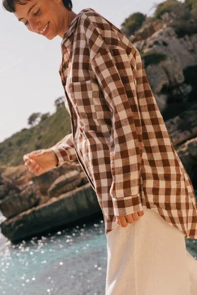 AmourLinen AmourLinen Molly Leinenhemd mit übergroßem Kragen, Mokka-gingham, – Produktbild 2 von 4