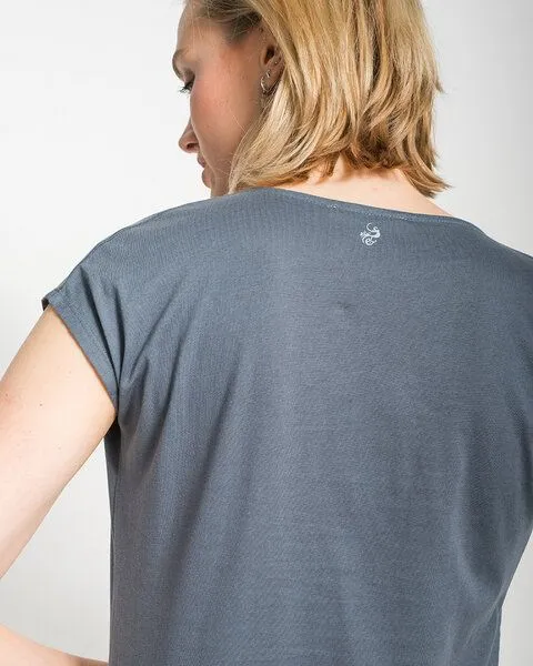 Alma & Lovis Alma & Lovis Shirt mit Wasserfall-Ausschnitt, aus Bio-Baumwolle | Short Cascade, Dunkelgrün, – Produktbild 4 von 4