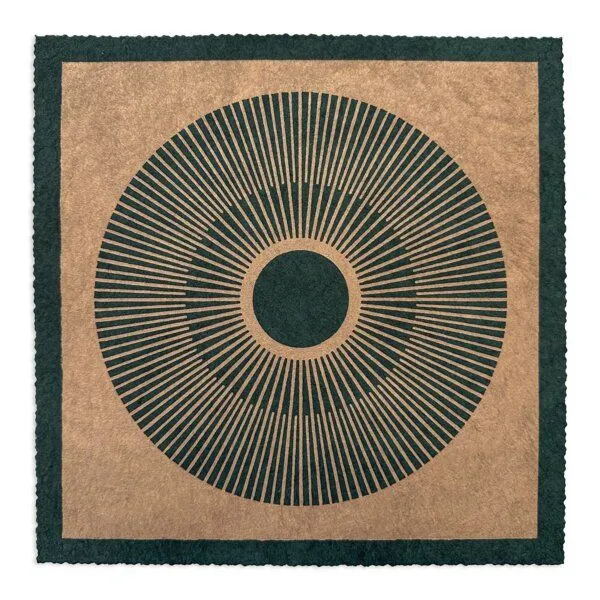 Veskor Cassiopeia Veskor Cassiopeia CENTRAL SUN SQUARE Sonnen Linoldruck | 22 × 22 cm | Kupfer auf Smaragdgrün – Produktbild 1 von 4
