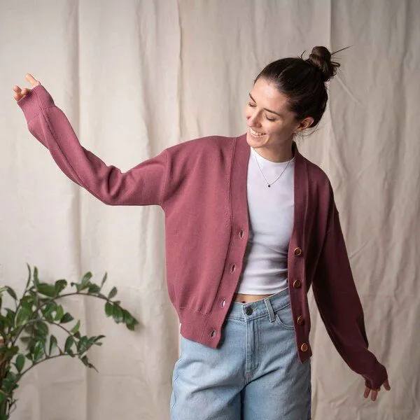 Vresh Clothing Vresh Clothing Vreia, Kurze Strickjacke aus Biobaumwolle, Beere, – Produktbild 2 von 4