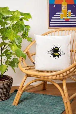 Hirschkind Hirschkind Bio-Kissenbezug 'Erdhummel' weiß mit schwarzem und gelbem Druck 40*40 cm – Produktbild 1 von 1