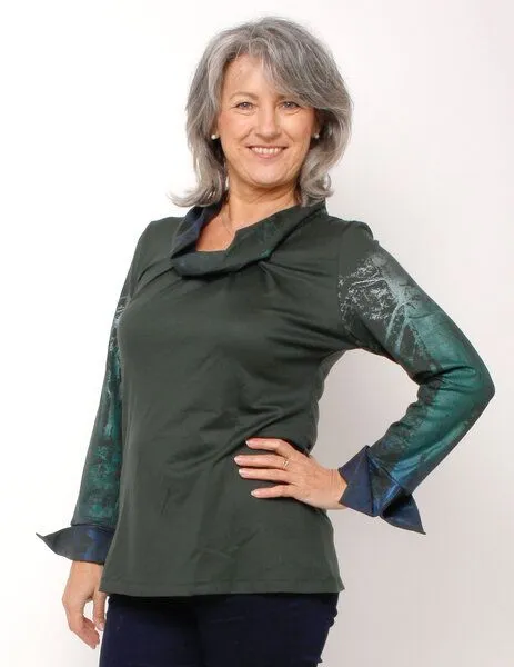 Peaces.bio - handbedruckte Biomode Peaces.bio - handbedruckte Biomode Edle Bluse "Tannentraum", Tannengrün, – Produktbild 2 von 4