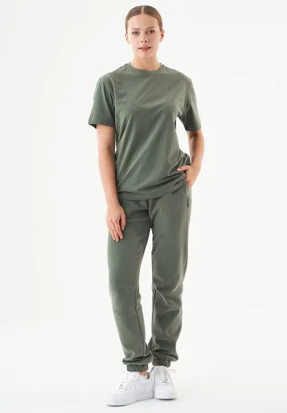 ORGANICATION ORGANICATION ESSENTIALS-TILLO-Unisex Basic T-Shirt aus Bio-Baumwolle, Olive, – Produktbild 2 von 4