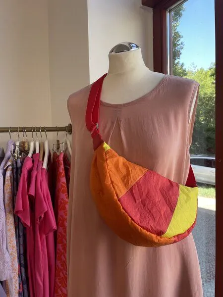 Skrabak Skrabak Upcycling-Bauchtasche aus Segeltuch (handgefertigte Unikate), Rot-orange-gelb, – Produktbild 4 von 4