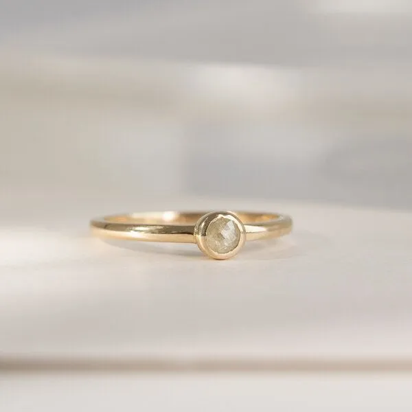 Eppi Eppi Minimalistischer Ring mit einem Salt and Pepper Diamanten Emilien, Weiss, – Produktbild 1 von 3