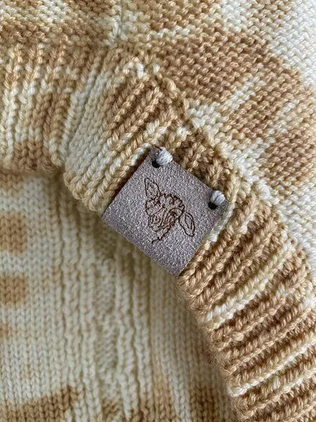 Wooliie Wooliie Gold Rift – Handgefertigter Hundepullover aus 100 % Merinowolle mit Zopfmuster & pflanzlicher Färbung – Produktbild 3 von 3