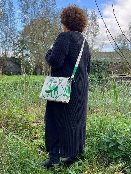 MoreThanHip MoreThanHip Damen Schultertasche aus recycelten Zement- oder Fischfuttersäcken - Dara, Creme/grün - kamel, – Produktbild 3 von 4