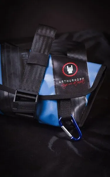 ARTHURKOPF ARTHURKOPF Upcycling Umhängetasche/Gürteltasche mit Fahrradschlauch, Blau (hell), – Produktbild 1 von 4