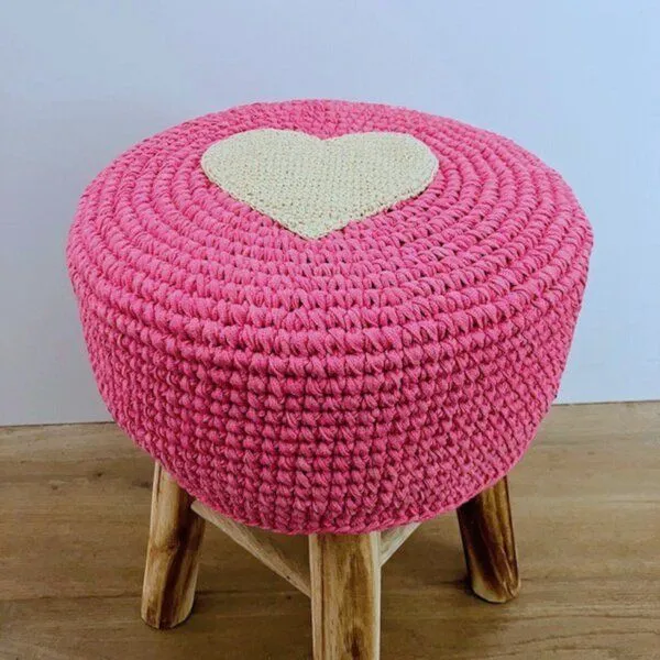 Luna-Leena Luna-Leena Kinderhocker mit handgehäkeltem Wollüberzug - in Pink mit Herz – Produktbild 2 von 3