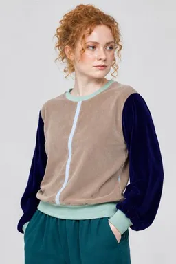 ein garten Studios ein garten Studios Basic Loosefit Jumper – Colorblock-Samtpullover aus Bio-Baumwolle – Produktbild 1 von 1